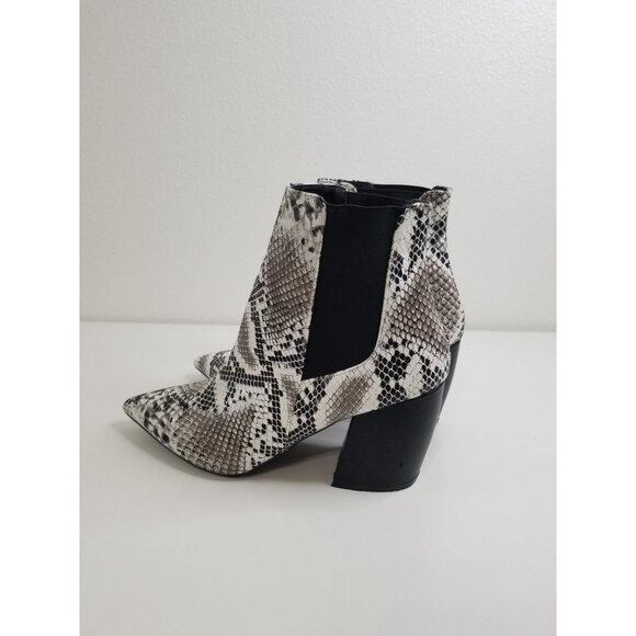 Simply Chic Gore‎ Booties in Snake Print - Size 9 - Picture 8 of 9